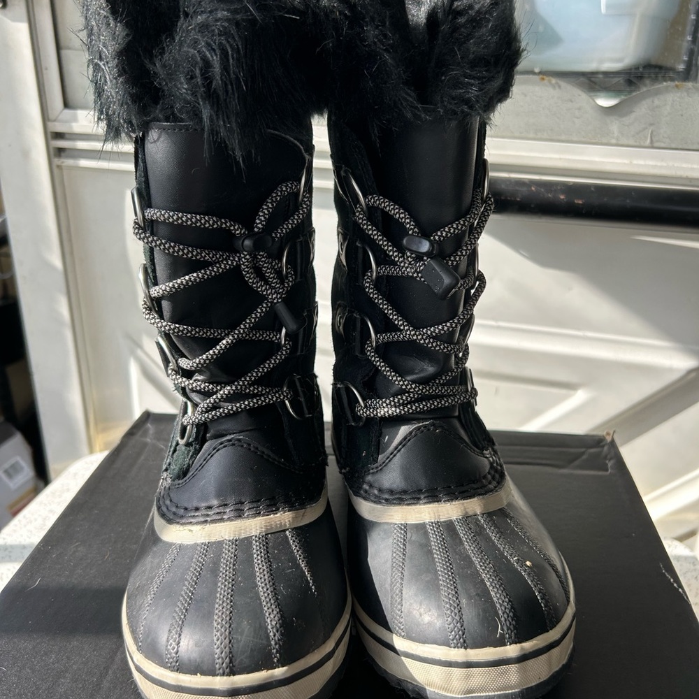Size 4 Joan of Arctic Sorel boots